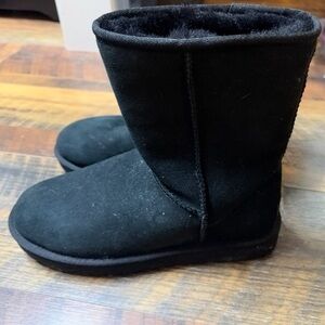 Ugg women’s short boot size 9, black